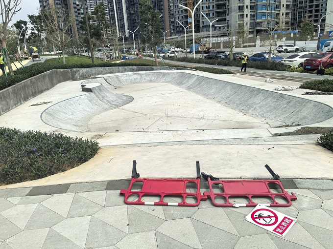 深圳寶安滑板新地標：混凝土碗池挑戰(zhàn)極限運動風潮